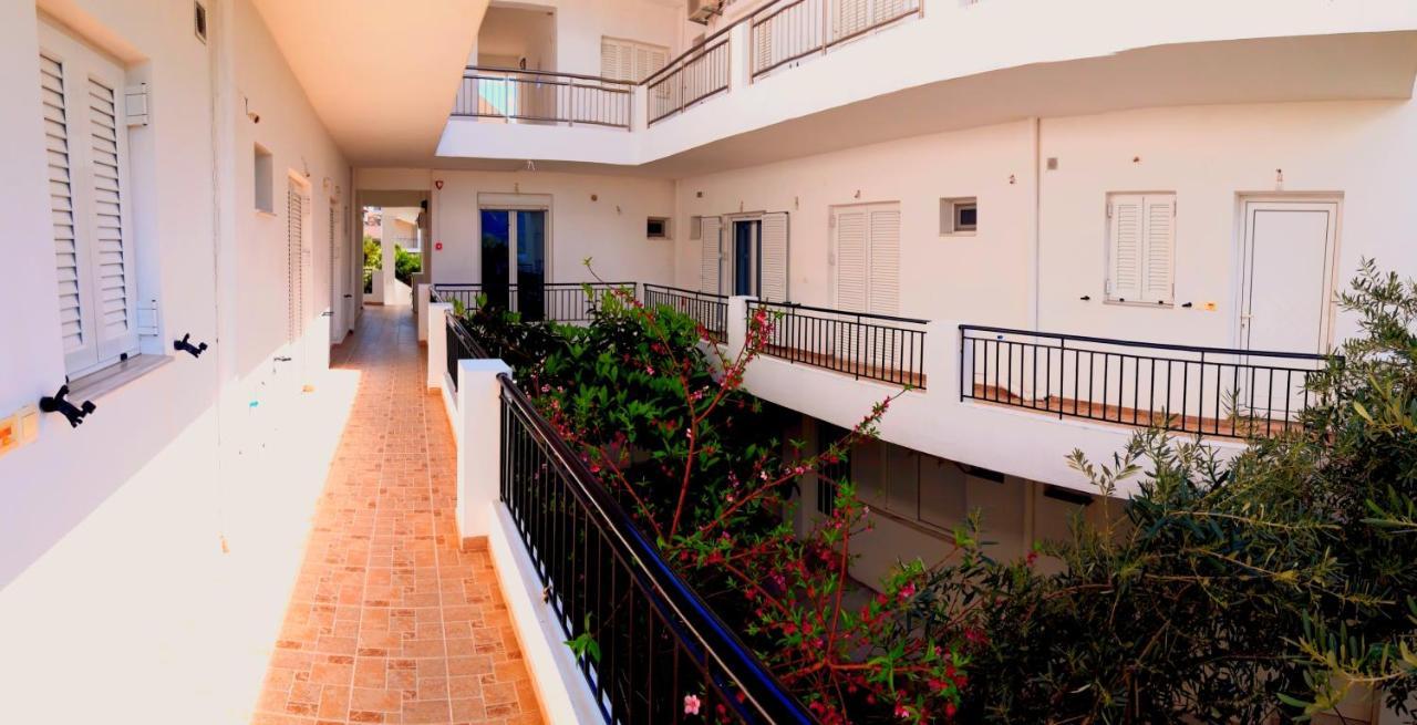 Ενοικιαζόμενα Δωμάτια Γεωργία Σταμούλου Rovies Exterior photo